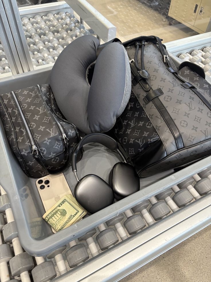 Ручна поклажа та аксесуари для подорожей